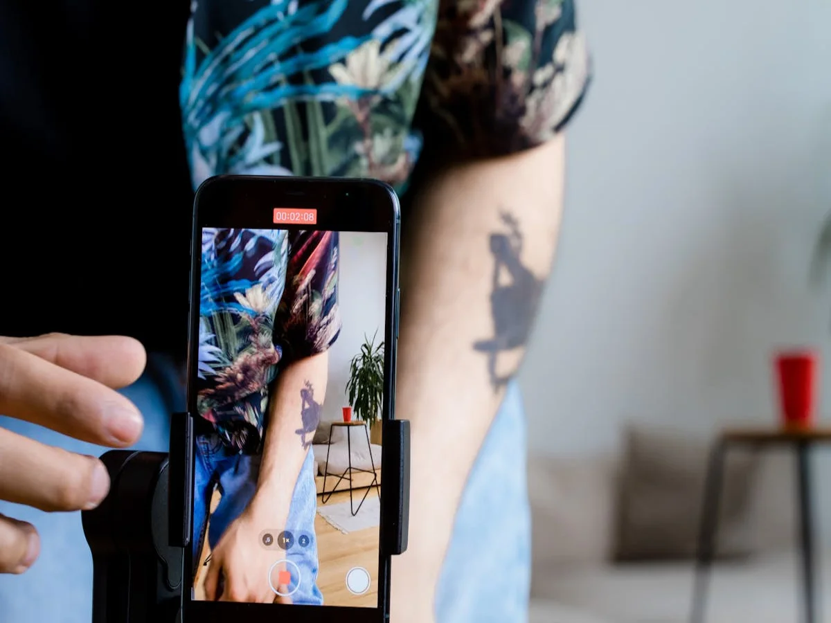 Creador de contenido corto de Omni Video filmando con smartphone